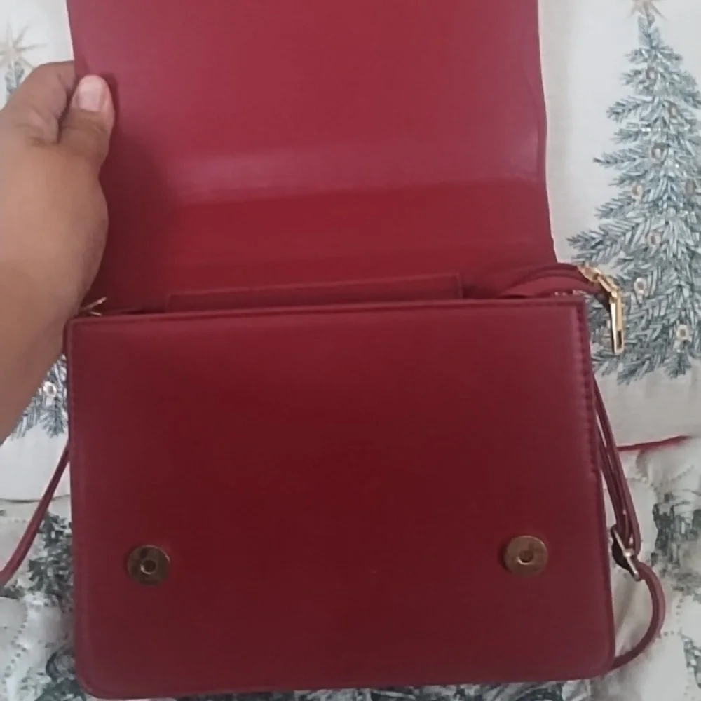 Luxurious Red Quilted Shoulder Bag - Picture 3 of 5